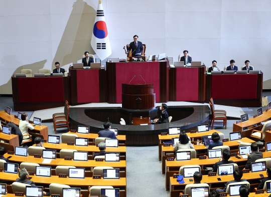 5일 국회에서 열린 본회의에서 최재해 감사원장 탄핵소추안, 이창수 서울중앙지검장, 조상원 4차장검사, 최재훈 반부패수사2부장에 대한 탄핵소추안이 통과하고 있다. [연합뉴스 제공]